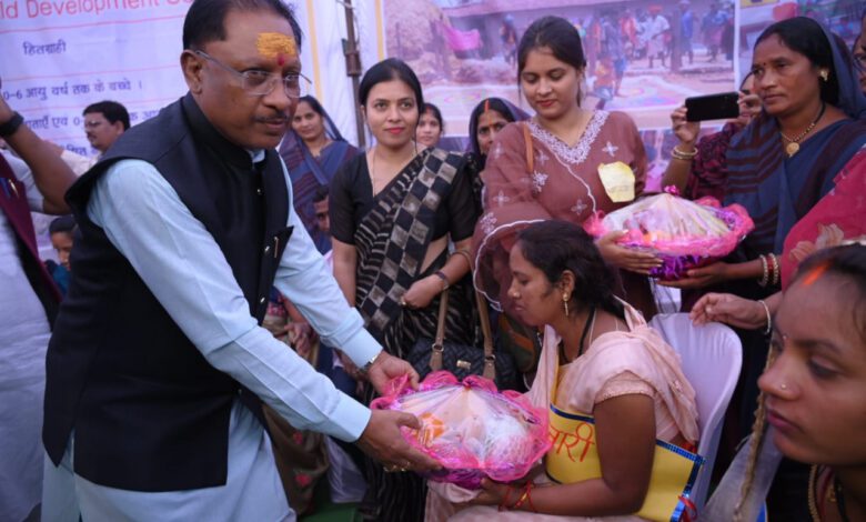 CG CM in Kabirdham: Chief Minister Vishnu Dev Sai inspected the stalls set up by the Women and Child Development Department and Forest Department.